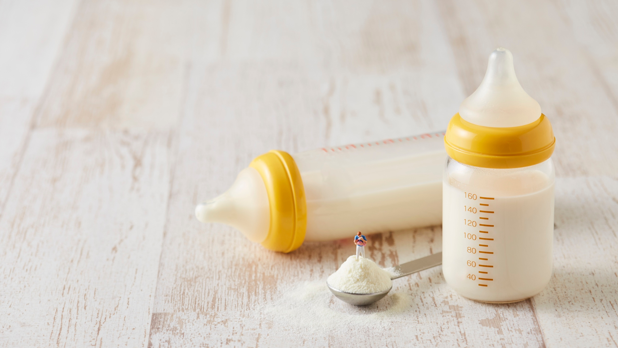 寶寶不適合飲用全脂配方奶,因此在購買寶寶奶粉時應選擇脂肪比例合適的配方奶,同時細心觀察寶寶吸收情況。