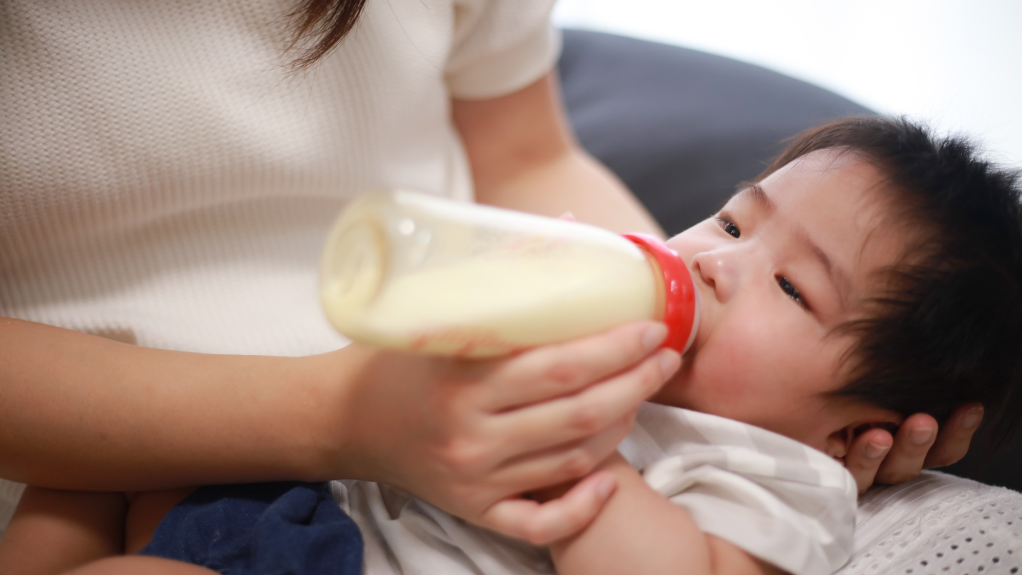 轉奶的過程間需要留意四個細節:觀察排便變化、避免生病或打針時轉奶、補充足夠水分、若出現不適應症狀應暫停。