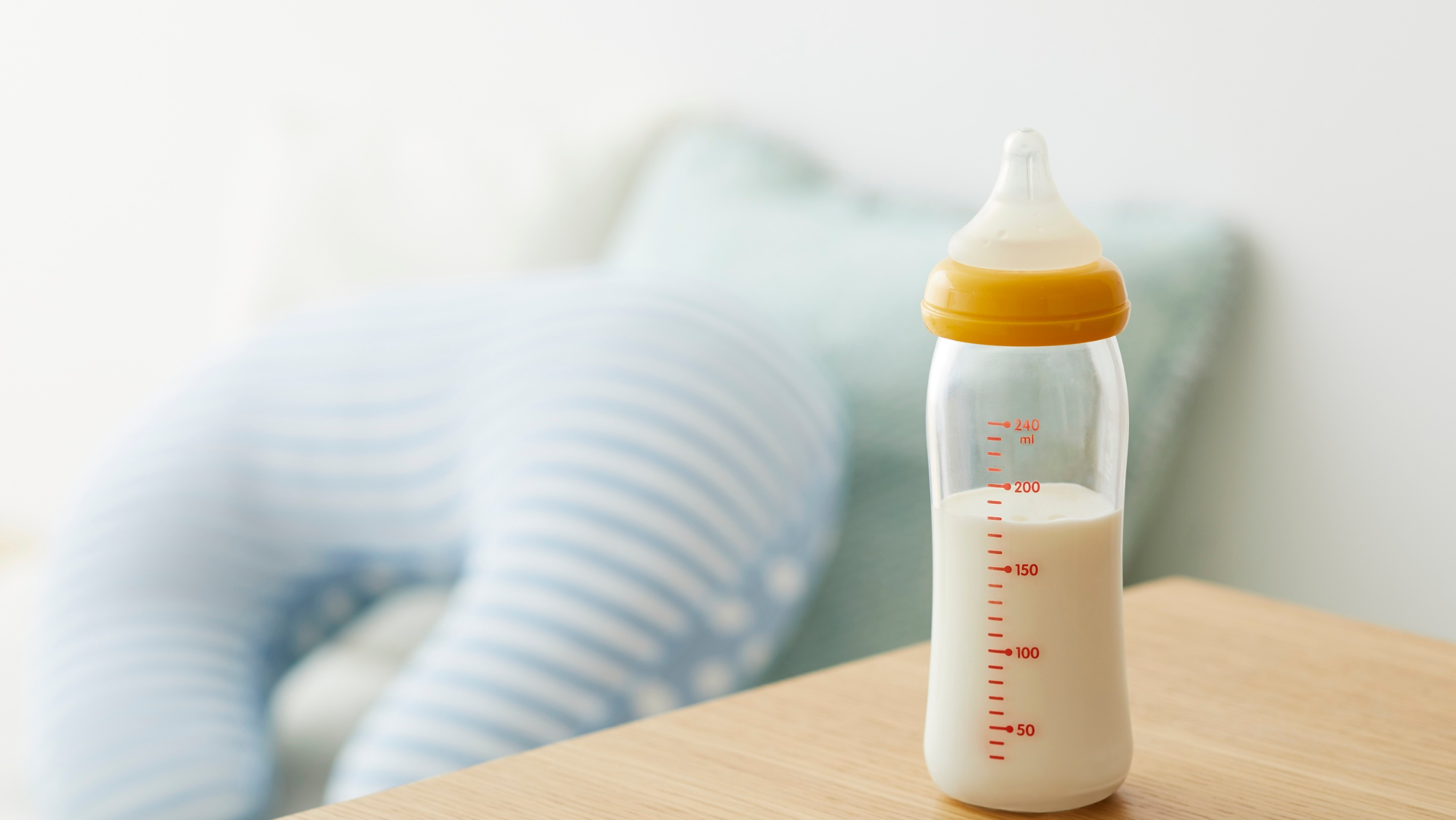 如果不能全母乳餵哺，但又想為寶寶提升免疫力，可以選擇佳貝艾特Kabrita嬰幼兒羊奶粉，當中蘊含多種HMO母乳低聚糖，讓寶寶在日常飲奶中都可以獲得益生元支持，幫助建設穩定腸道菌叢，支持消化與防護力發展。