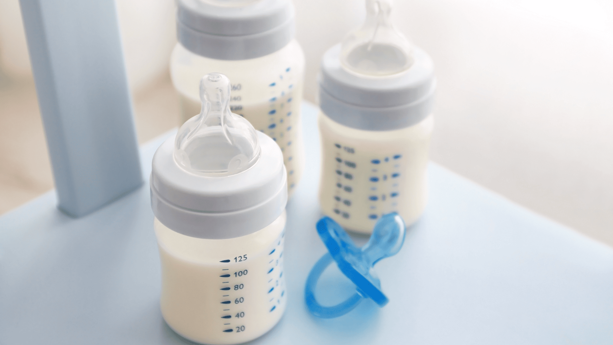 母乳、牛奶粉及羊奶粉到底要怎麼選?每一種奶源都有其特點,認識母乳、牛奶粉及羊奶粉特點,讓你為寶寶找到更合適營養來源。