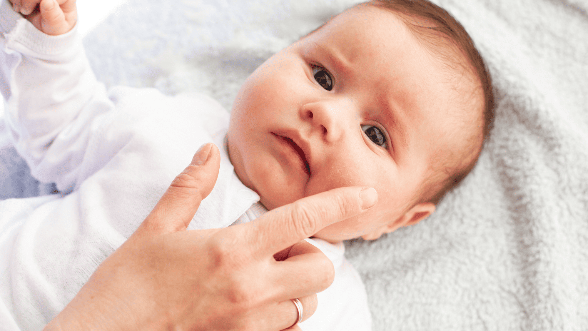 由於牛奶粉中含有較多致敏蛋白，對某些嬰兒來說因難以吸收而容易出現敏感或腸胃不適問題。