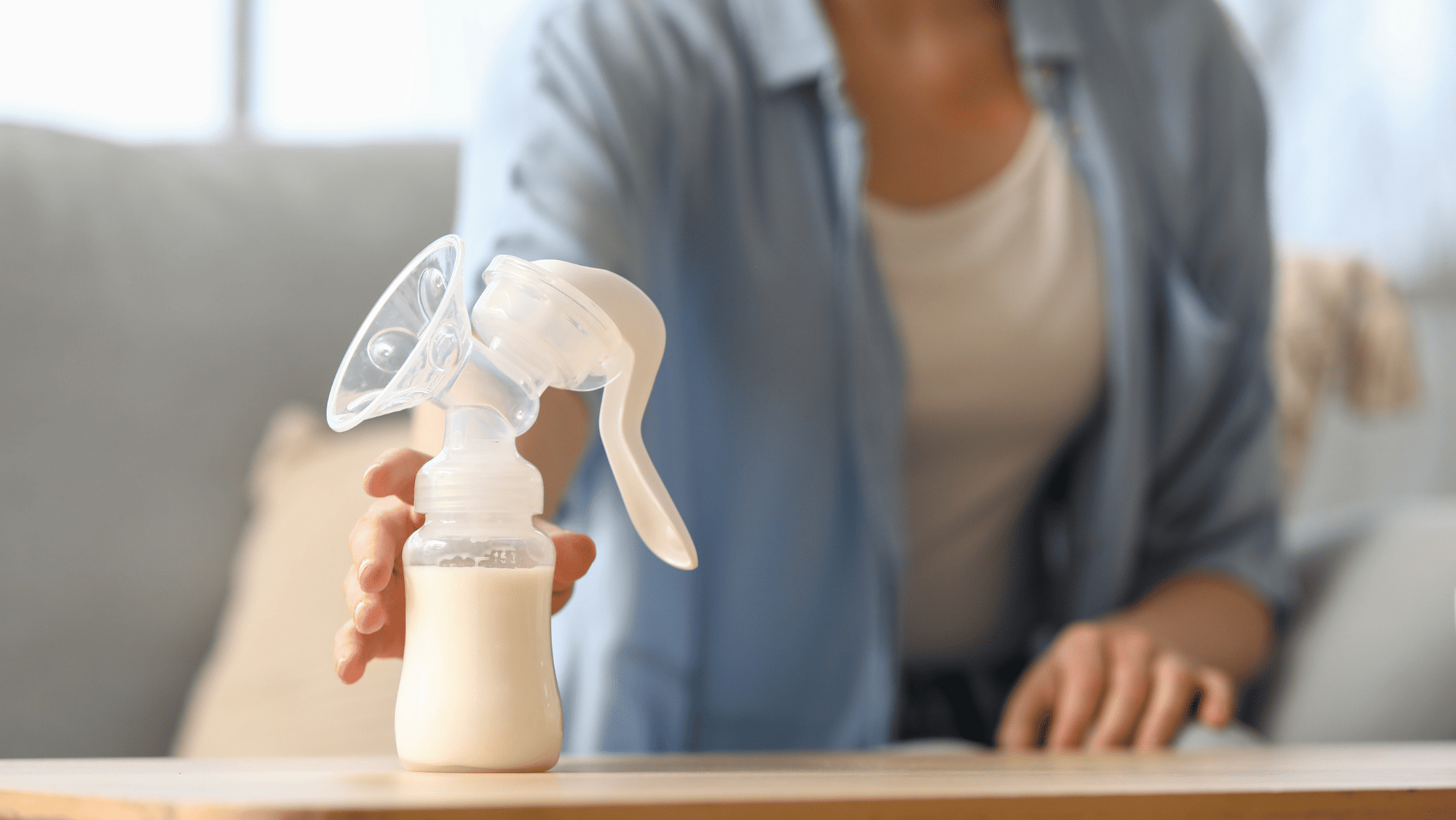 母乳不足的常見原因包括:BB吸吮姿勢不正確、餵哺時間不足、睡眠不足或壓力過大、媽媽營養攝取不足、身體因素或藥物影響。