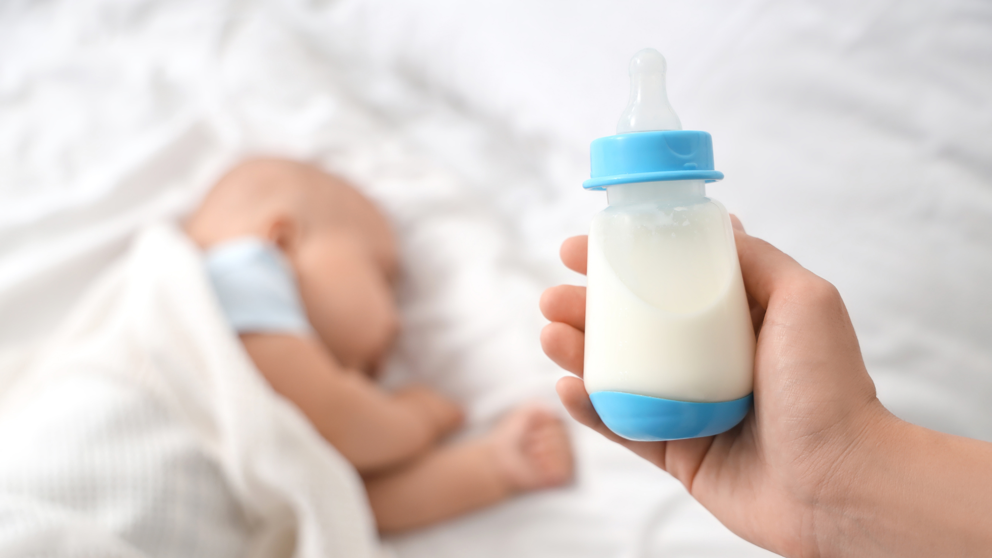 寶寶從母乳轉奶粉應循序漸進，由少量奶粉開始，並且要按需餵養，如果寶寶習慣了一款奶粉就不要經常替換。
